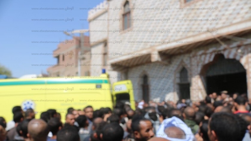 الآلاف من أهالي أسيوط بشاركون في تشييع جثمان شهيد الإرهاب بسيناء