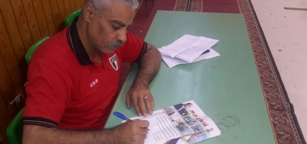 وكيل مديرية الشباب والرياضة باسيوط يوقع  على حملة كلنا معاك من أجل مصر