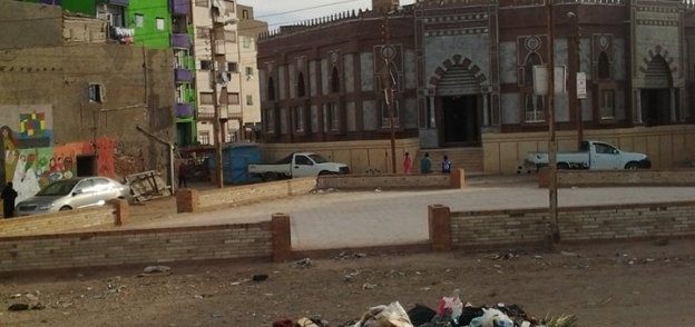 بالصور| "أكوام قمامة" تحاصر أقدم مسجد أثري بكفر الشيخ.. و"المجلس": "مفيش عمال"