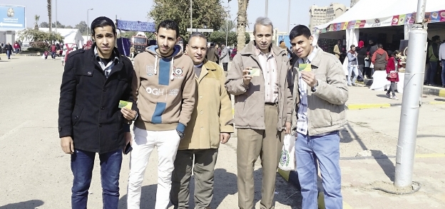 مواطنون يحملون بطاقات التموين للاستفادة من الخصم