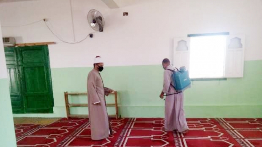 أعمال تعقيم المساجد قبل صلاة الجمعة