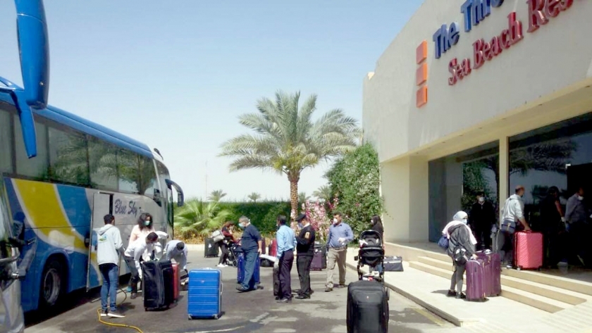 مطار مرسى علم الدولي يستقبل رحلة من البحرين لإعادة 148 مصري عالق