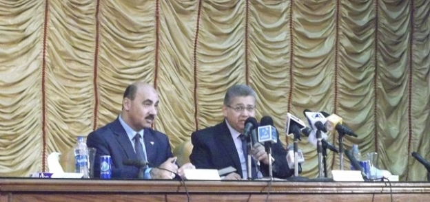 صورة الدكتور أشرف الشيحي وزير التعليم العالي ورئيس جامعة الفيوم في مؤتمر صحفي اليوم