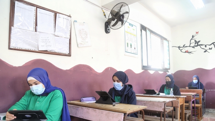 طالبات أولى ثانوى يؤدين الامتحان في مدرسة السيدة نفيسة بمدينة نصر 