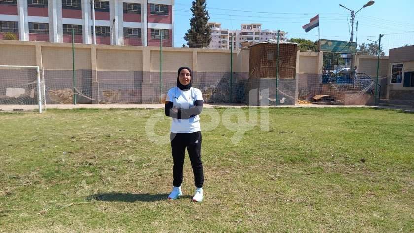 «سارة» أول فتاة مدير فني لفريق كرة قدم بالصعيد: حلمي أوصل الدوري الممتاز