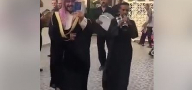 الشاب يحمل جواز السفر الكويتي