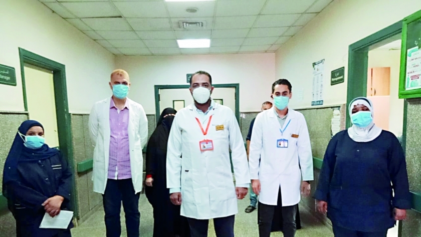 الفريق الطبى ببنى سويف مع عدد من حالات التعافى قبل الخروج من المستشفى