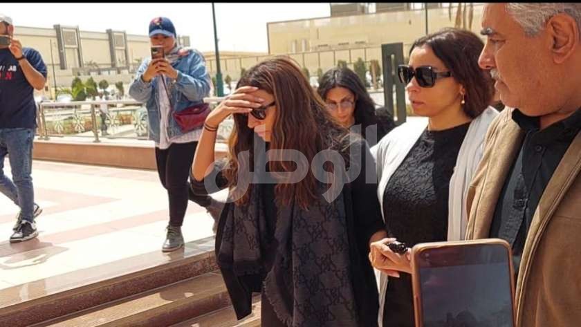 دينا الشربيني في جنازة والدها