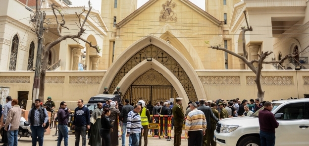 وجود أمنى وأسر الضحايا بعد حادث انفجار كنيسة مارجرجس بطنطا