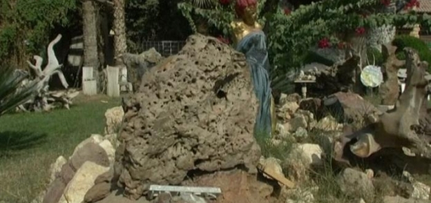 | جيولوجي مصري يحول منزله إلى متحف للحفريات