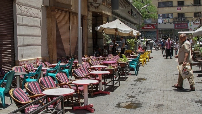 مقاعد المقاهى تزاحم المواطنين فى الشوارع
