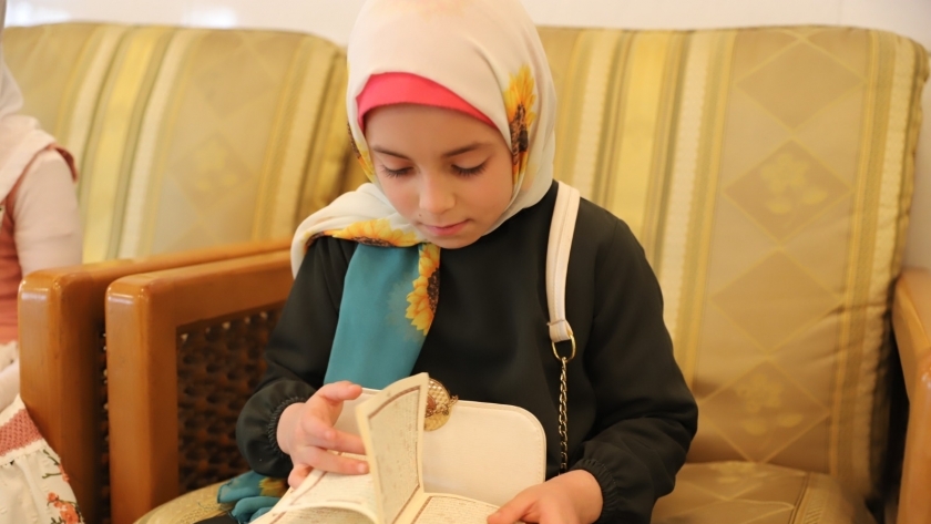 طفلة تحفظ القرآن