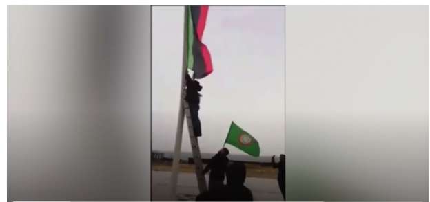 لحظة أنزال العلم الليبي