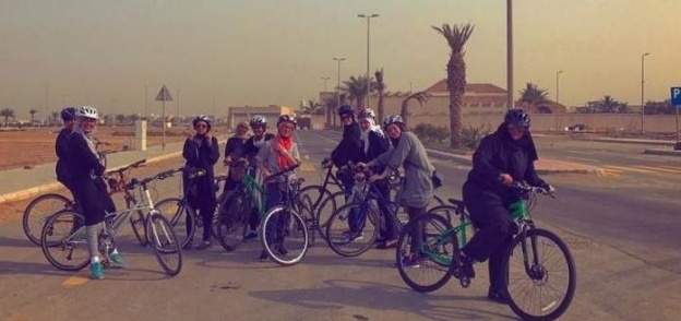 30 فتاة يشاركن بسباق الدراجات الهوائية