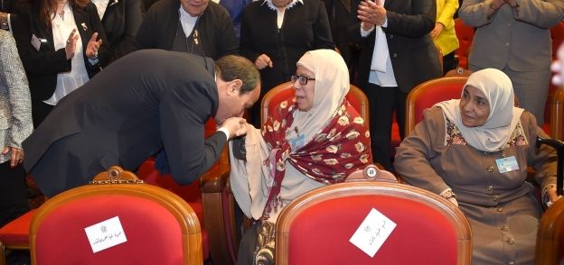 الرئيس السيسي يقبل يد احدى السيدات