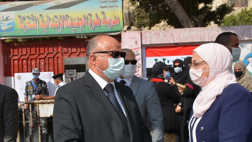 محافظ القاهرة يشيد بإقبال سكان الأسمرات على انتخابات النواب