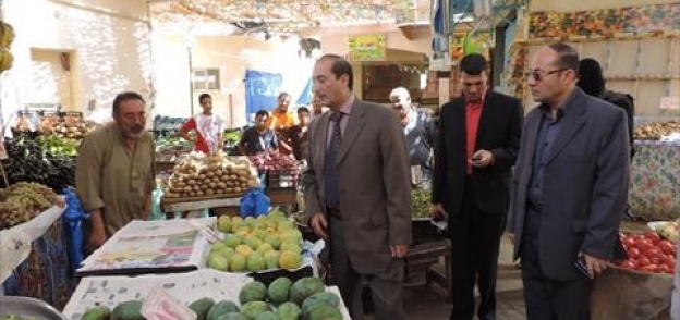 بالصور| مدير أمن مطروح يقود حملة أمنية على أسواق الخضروات بالمدينة
