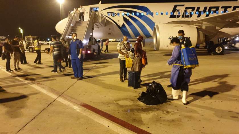 مصادر : مطار مرسى علم يستقبل حوالي 7000 عالق مصري في أقل من شهرين