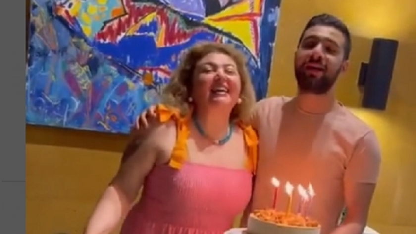 مها احمد وابنها عادل خلال الاحتفال بعيد ميلادها