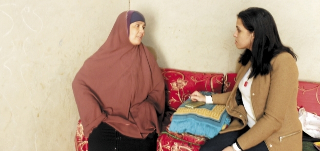 والدة الضحية «خالد» أثناء حديثها مع محررة «الوطن»