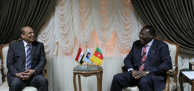 الفريق عبدالعزيز سيف الدين مع سفير الكاميرون