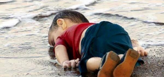 صورة جثة طفل قذفته الأمواج الى الشاطئ التركي