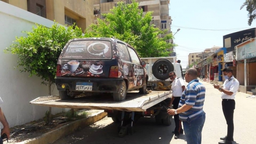 التحفط على سيارة مخالفة لبيعها" مشروبات" أمام تجارة كفر الشيخ   