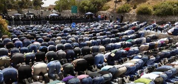 الفلسطينيين يؤدون الصلاة خارج الأقصى - صورة أرشيفية