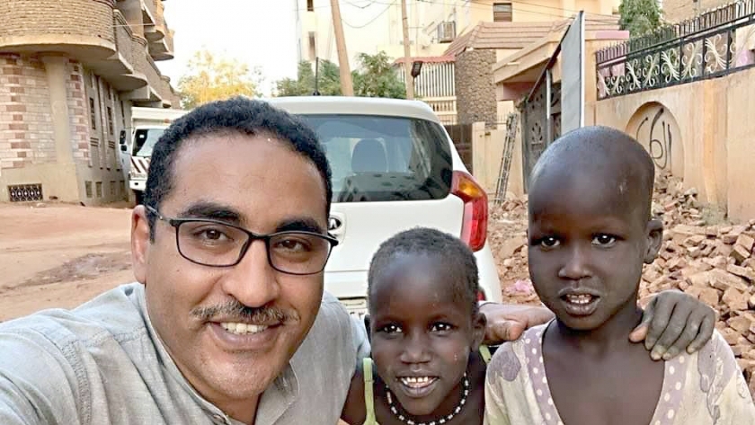 الطبيب المصرى فى صورة مع أطفال سودانيين