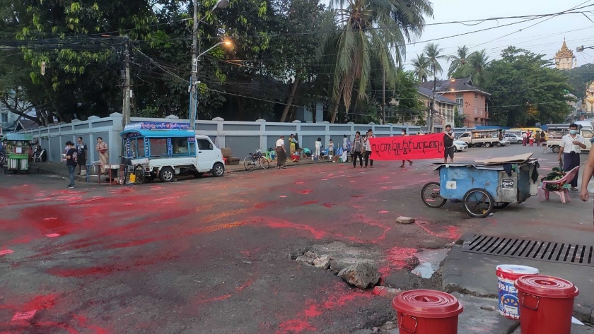 شوارع ميانمار باللون الأحمر احتجاجا على أعمال عنف من سلطات الانقلاب
