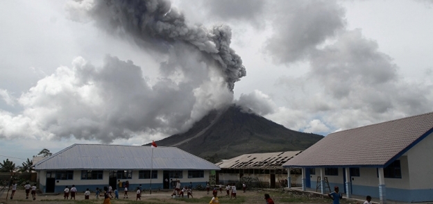 بركان جبل أجونج في جزيرة بالي الإندونيسية
