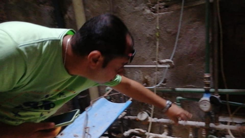 العاملين بشركة المياه خلال إزالة الوصلات الخلسة