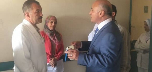 وكيل وزارة الصحة يلتقي مدير مستشفى ناصر المركزي للأطمئنان على المصابين
