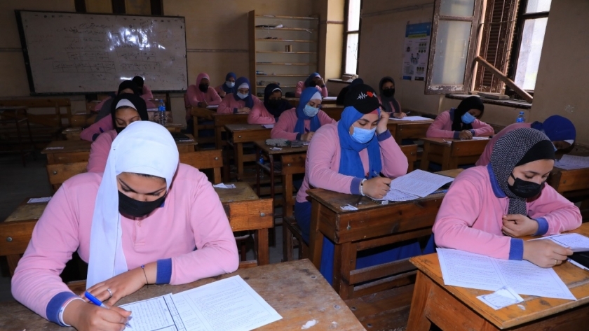 الطالبات يلتزمن بارتداء الكمامات الطبية داخل لجان الامتحانات