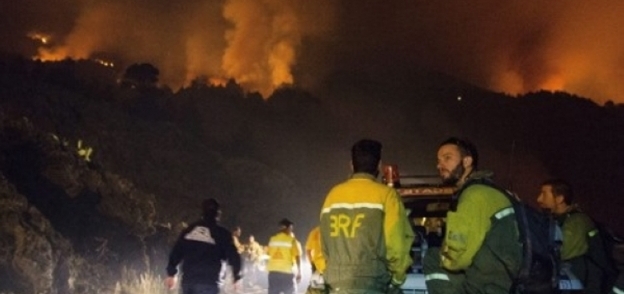 إسبانيا تواصل حملتها لإجلاء 500 ساكن إضافي جراء حريق غابات لابالما