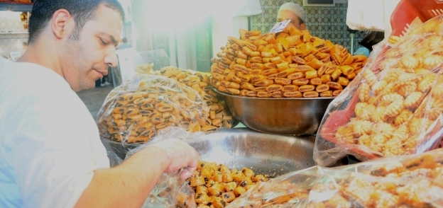 حلوى " المقروض " سيدة مائدة رمضان في تونس