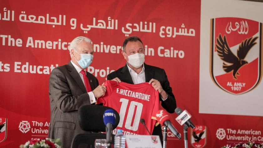 كابتن محمود الخطيب خلال توقيع برنامج «شهادة الأهلي الرياضية»