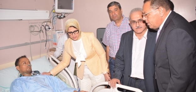 وزيرة الصحة ومحافظ الشرقية خلال تفقد أحد مصابي حادث مستشفي الشرقية اليوم