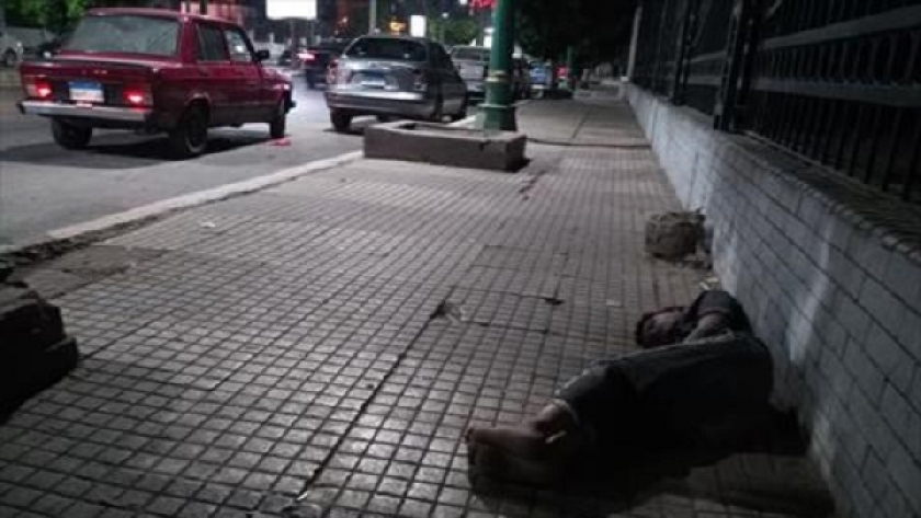 طفل مجهول البيانات ينام فى أحد شوارع المنيا
