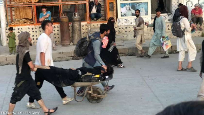 نقل أحد ضحايا هجوم مطار كابل