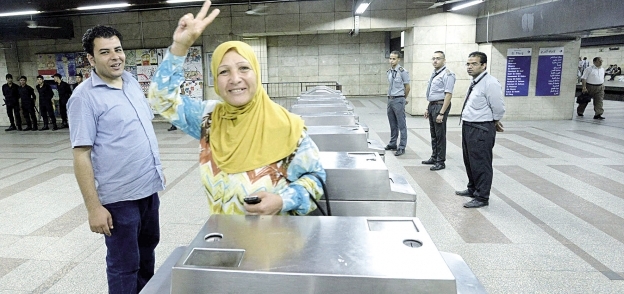 مواطنة ترفع علامة النصر فى محطة مترو «السادات» أثناء افتتاح قناة السويس