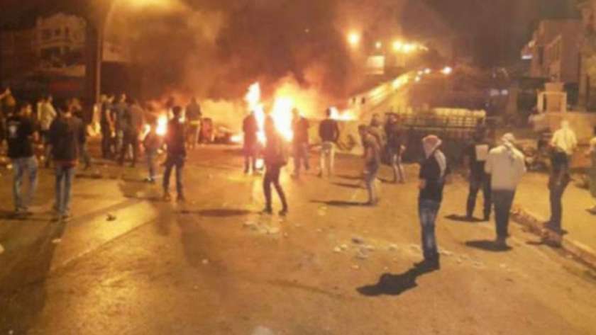 احتجاجات واشتباكات والجيش ينتشر.. ماذا يحدث في تونس؟