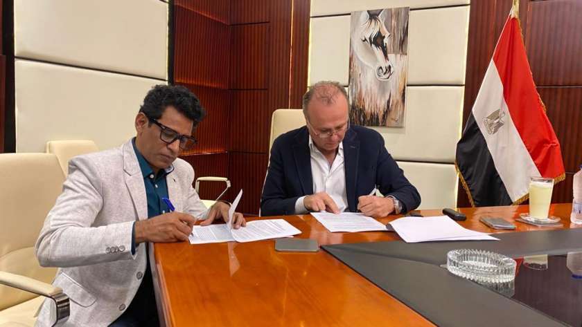 عمرو الفقي خلال توقيع الاتفاق مع الشركة الهندية