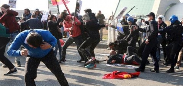 بالصور| مواجهة بين الشرطة التركية ونشطاء في ذكرى "اعتداء أنقرة"