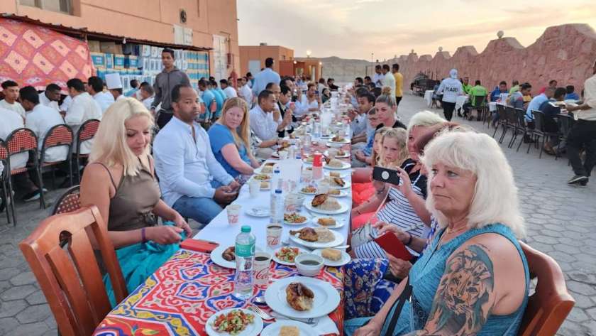 مائدة إفطار مرسي علم للمصريين والأجانب