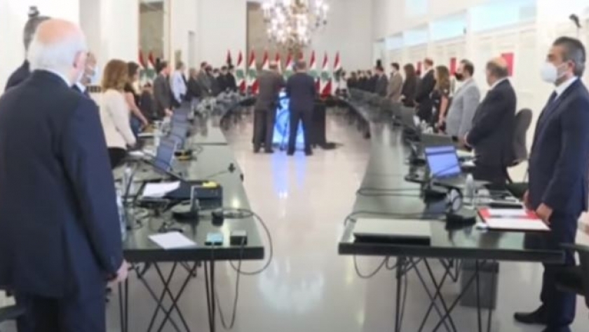 الرئيس اللبناني وأعضاء الحكومة يقفون دقيقة صمت حدادًا على ضحايا الانفجار