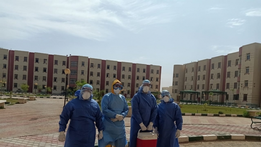الفريق الطبي لمستشفى العزل بالمدينة الجامعية في بني سويف