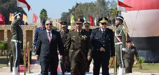 قائد الجيش الثانى الميدانى ومحافظ الإسماعيلية يضعا  أكاليل الزهور على النصب التذكارى لشهداء الجيش .