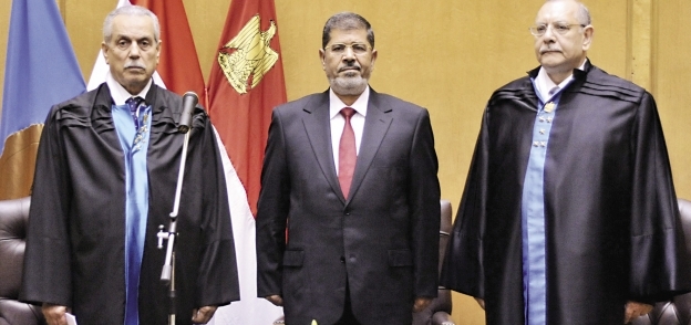 «مرسى» خلال حلف اليمين داخل المحكمة الدستورية «صورة أرشيفية»