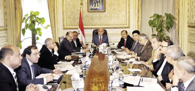 رئيس الحكومة خلال اجتماعه مع وزراء المجموعة الاقتصادية